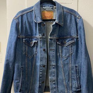 Medium Washed Levi's Denim trucker jacket size M - FREE SHIPPING